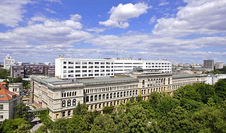 TU-Hauptgebäude vom Physik-Gebäude aus gesehen.